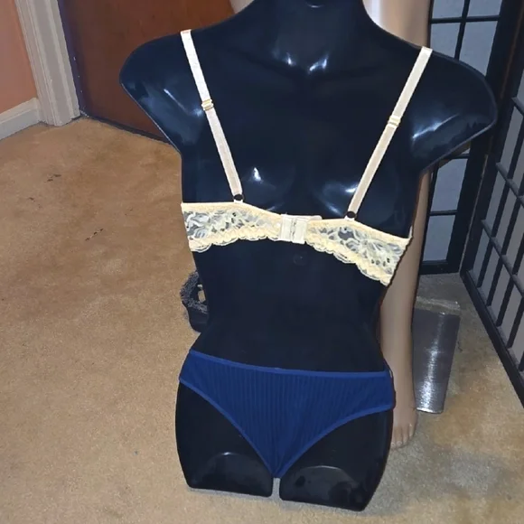 Elegant Cream and Blue Lace Lingerie Set - Picture 2 of 7